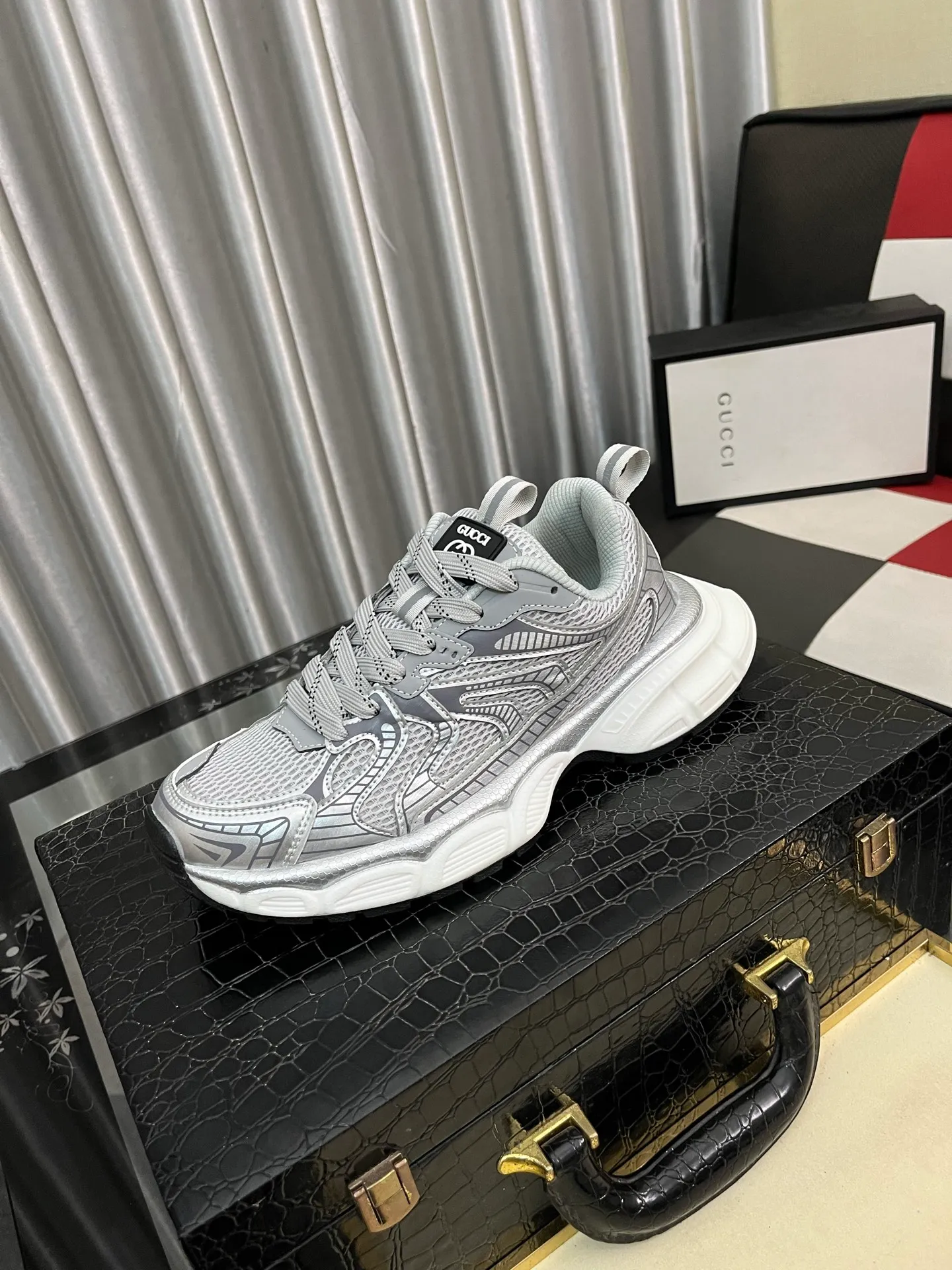 Men's shoes 💰480⌚️⌚️ Gucci •Gucci original quality. ~ Unique modern style sneakers. 🏃A must-have casual shoe for trendy men😍😍 Original brand imported from Italy, imported original leather, sheep lining (refuses to discolor and grind feet) Sole: Original sole specially provided by the original factory, French lazy style design ⚠️Fit the foot. Original quality code number: 38-442️⃣Colors available